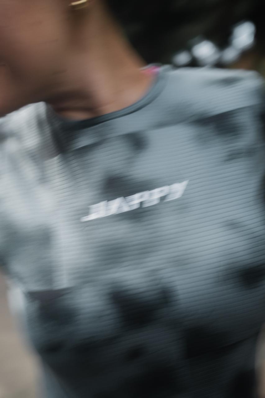 Detalle tejido Jersey MTB para mujer con secado rápido, transporte de humedad y protección UV. Ligero, cómodo y diseñado en Colombia para rutas y senderos exigentes.