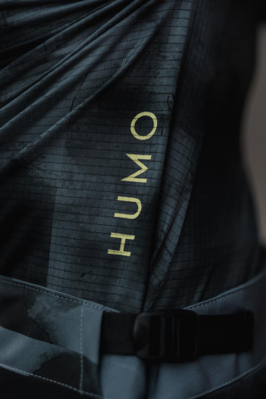 Jersey MTB detalle tejido para mujer con secado rápido, transporte de humedad y protección UV. Ligero, cómodo y diseñado en Colombia para rutas y senderos exigentes.