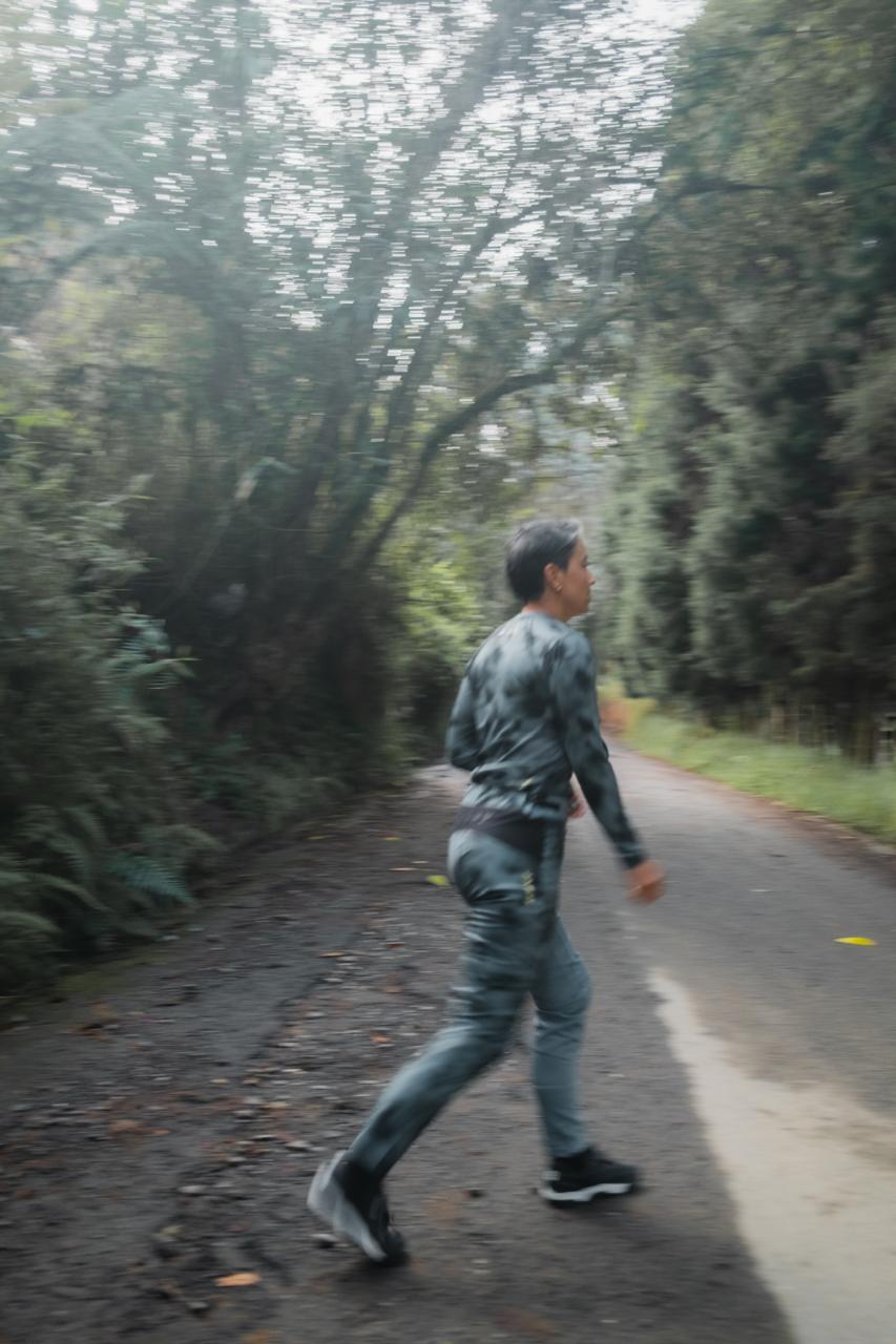 Lateral Jersey MTB para mujer con secado rápido, transporte de humedad y protección UV. Ligero, cómodo y diseñado en Colombia para rutas y senderos exigentes.