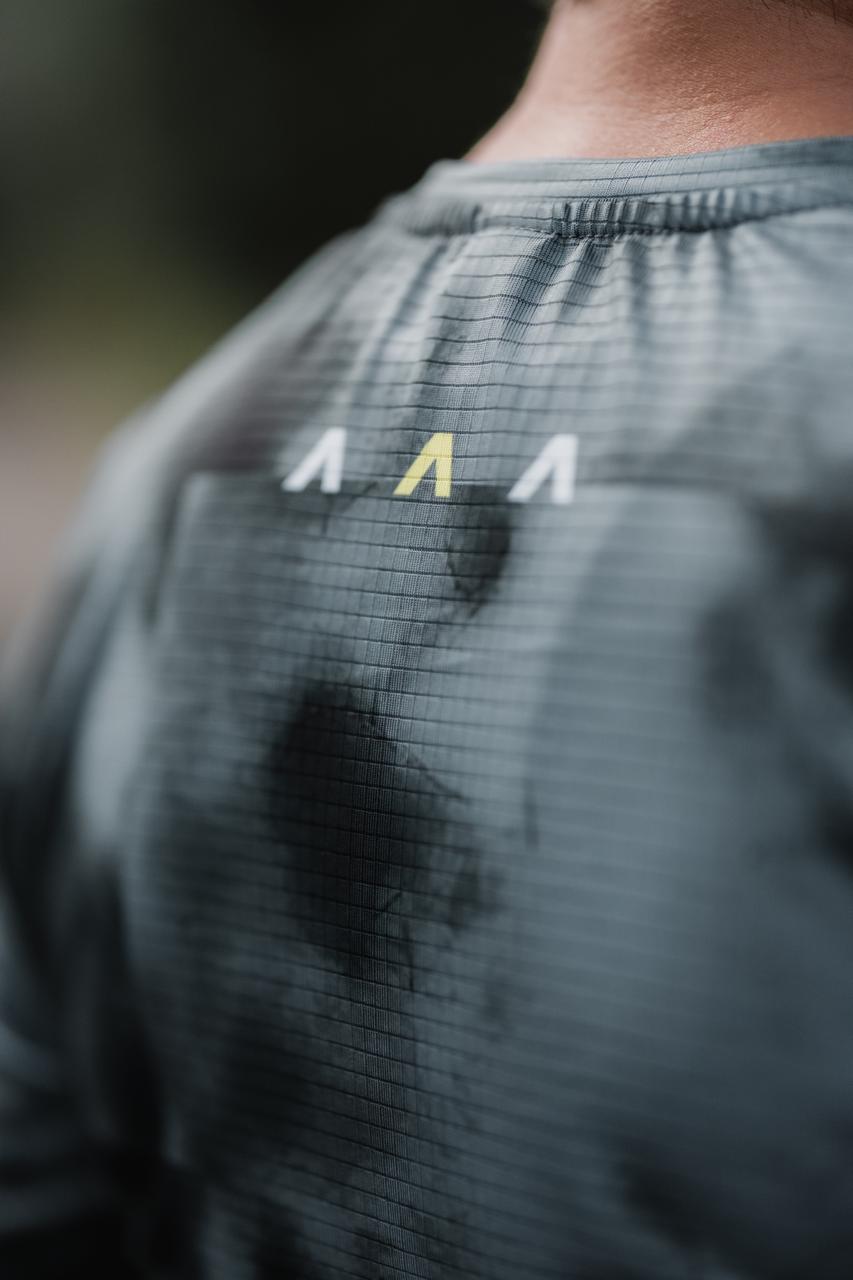 Detalle trasero Jersey MTB para mujer con secado rápido, transporte de humedad y protección UV. Ligero, cómodo y diseñado en Colombia para rutas y senderos exigentes.