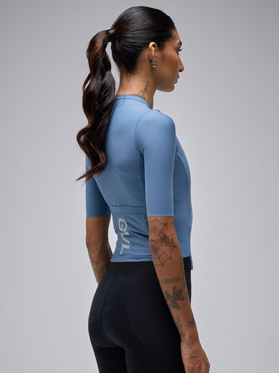 Detalle de tejido técnico en jersey Givelo Modern Classic Blue para mujer. Vista trasera