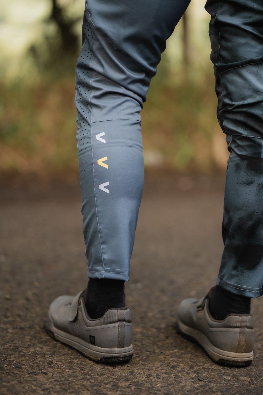 Detalle posterior del Pantalón Humo Smoky Black Hombre Jappy en ciclismo MTB