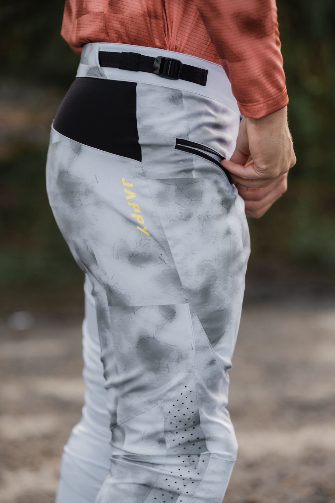 Detalle de bolsillo YKK del pantalón Humo ash grey para hombre.