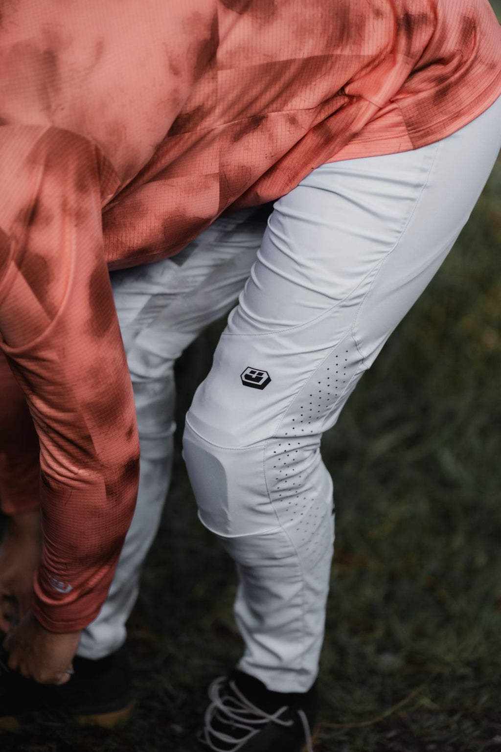 iclista con pantalón Humo ash grey para hombre en montaña.