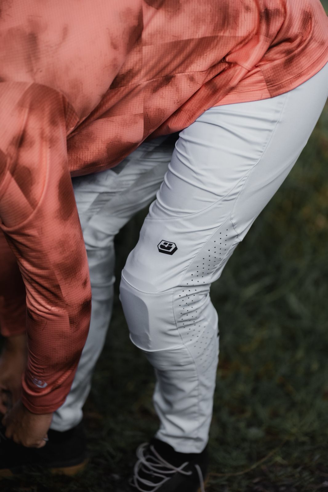 iclista con pantalón Humo ash grey para hombre en montaña.