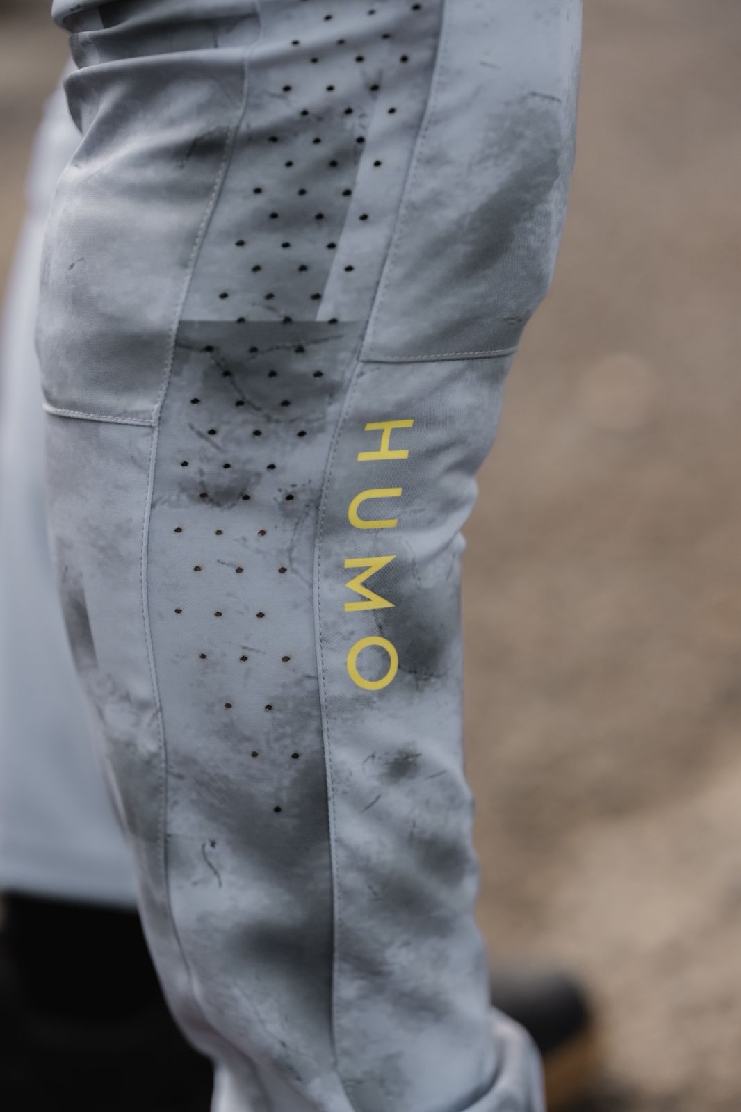 ista trasera del pantalón Humo ash grey para hombre con correas ajustables.