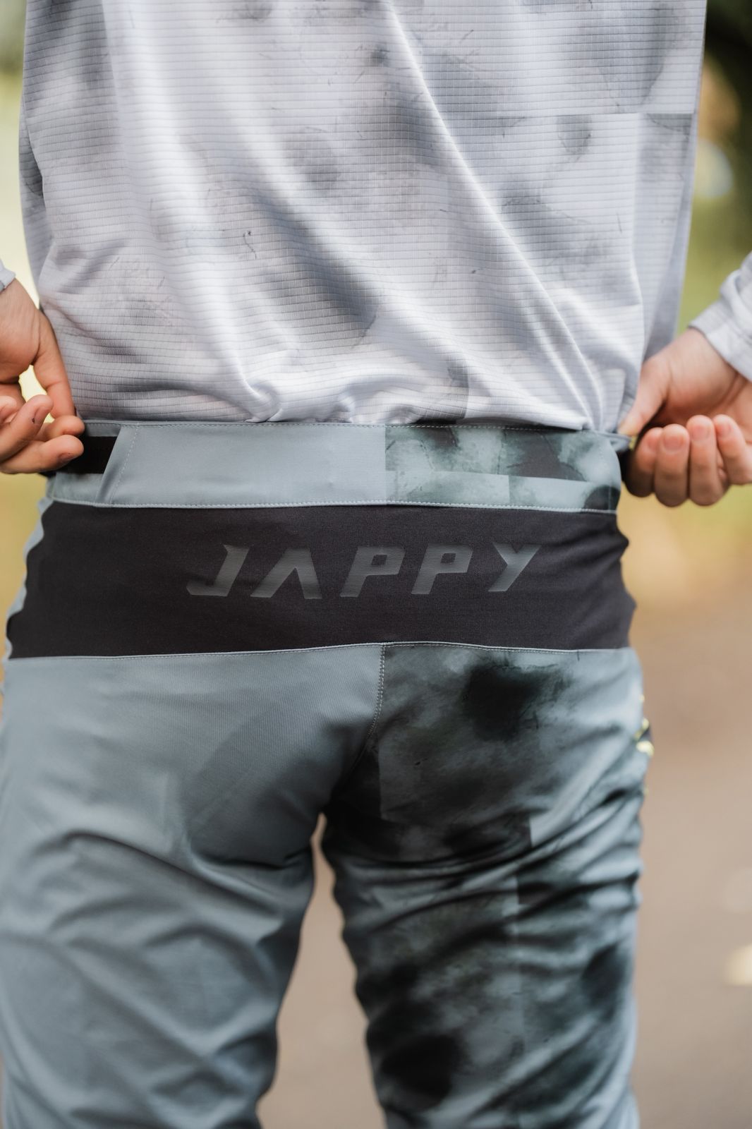 Logo Jappy en pretina del Pantalón Smoky Black Hombre ciclismo Colombia