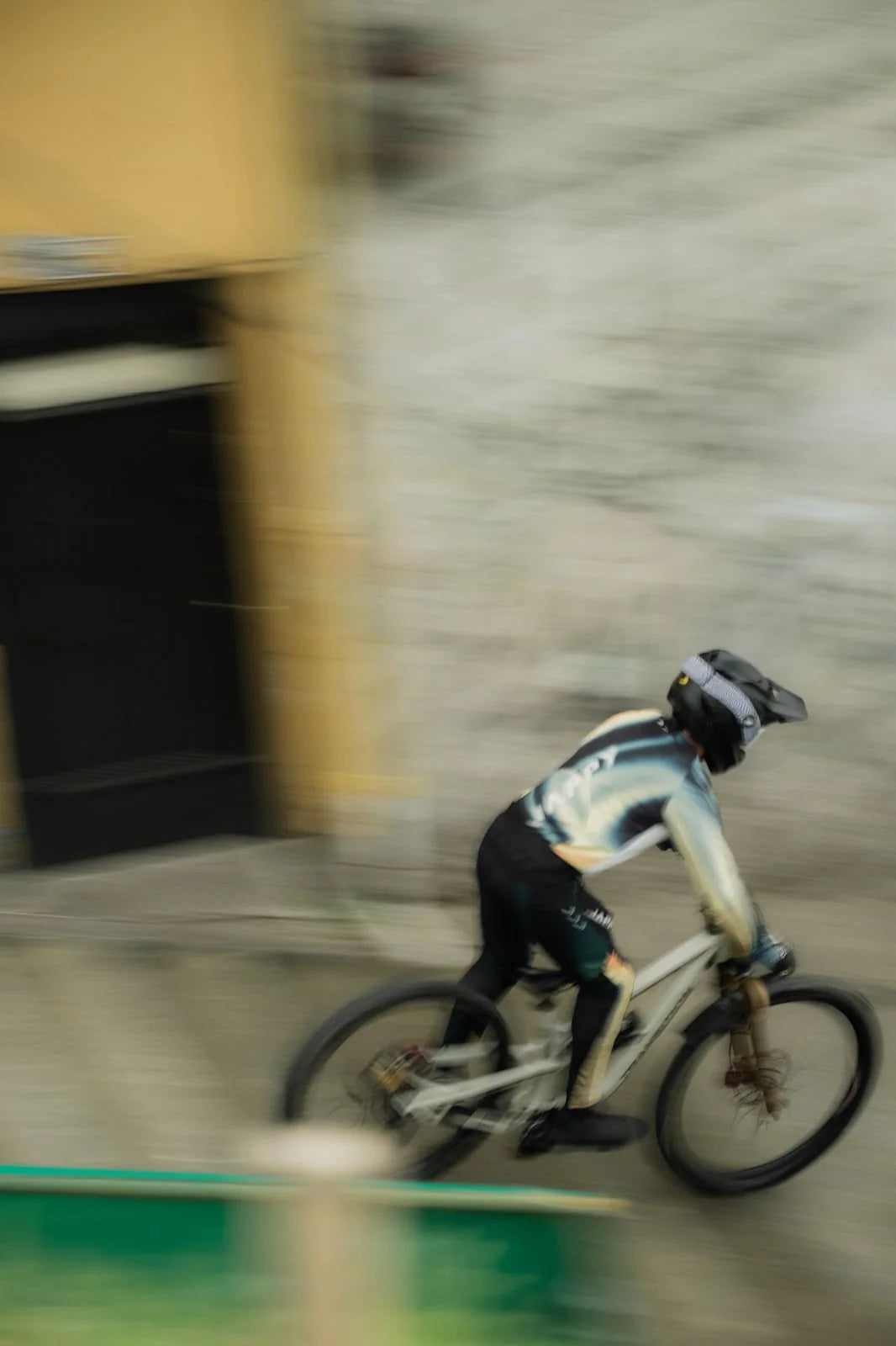 Ciclista usando ropa MTB técnica en ruta de montaña
