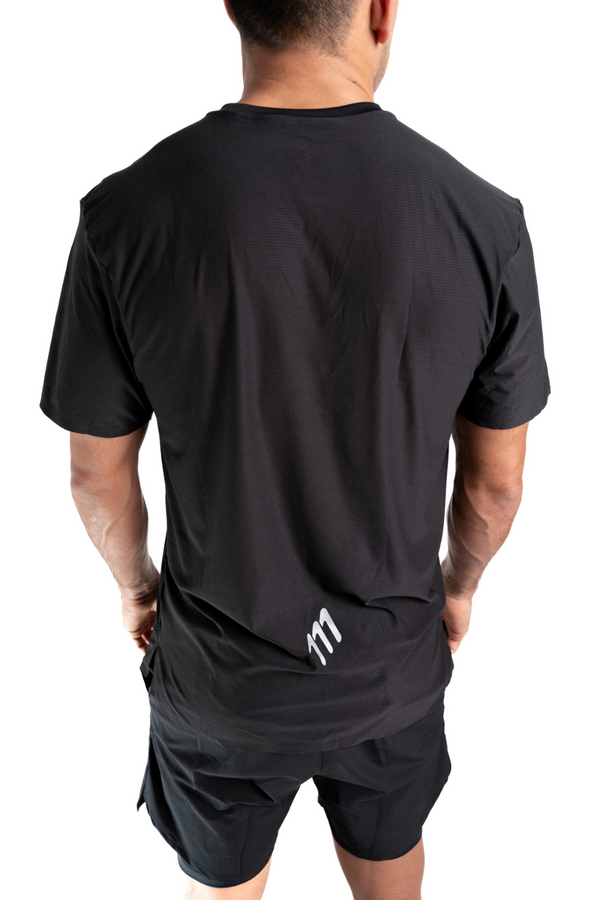 Imagen de Running tee élite negra hombre color negro. corredor vistra trasera