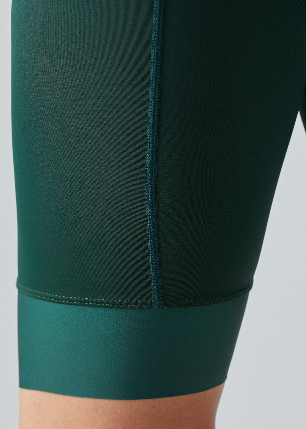 Detalle ajuste en piernta, frontal, Modelo con pantaloneta de ciclismo Verde Oscura Marca Givelo