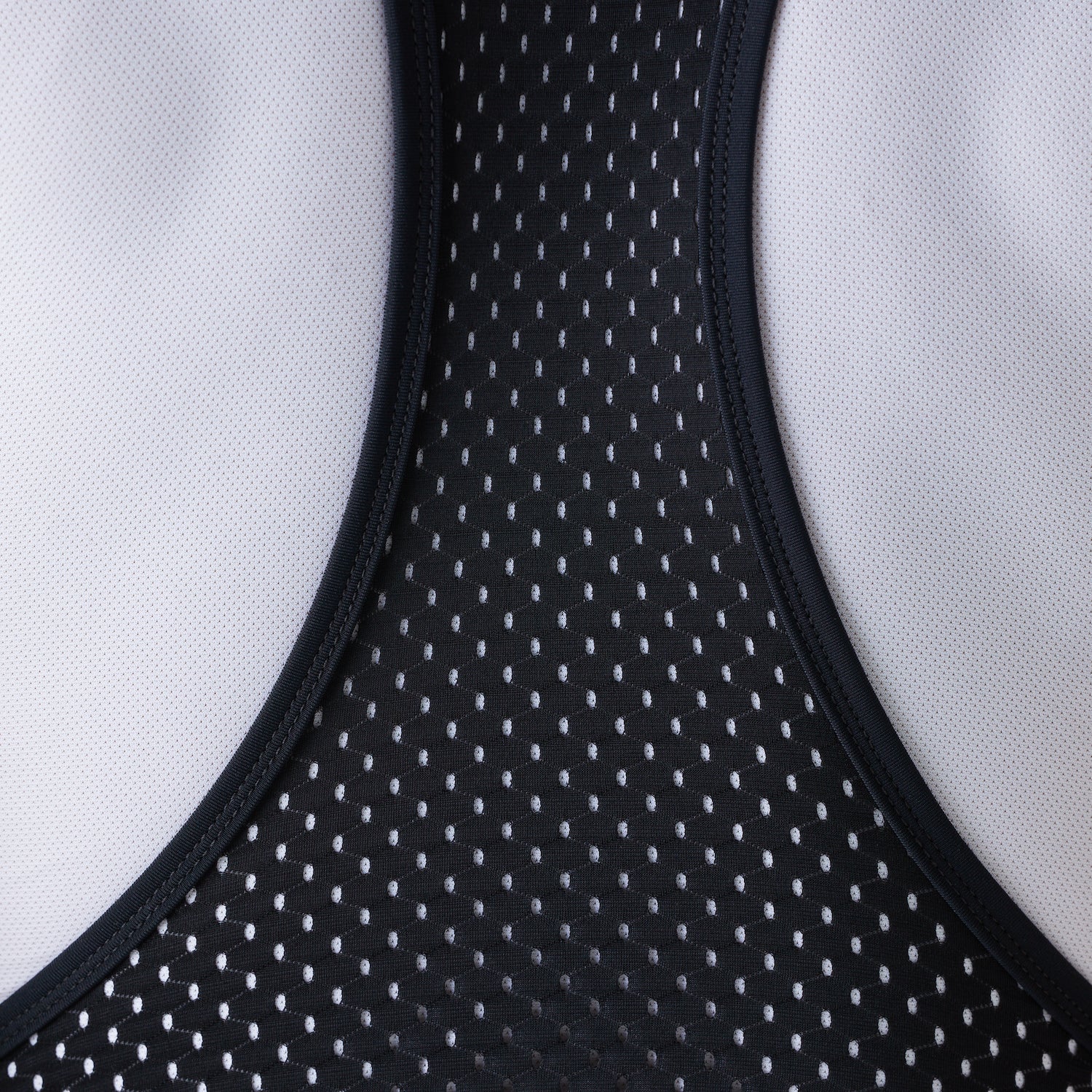 Detalle tirantas en espalda, Modelo con pantaloneta de ciclismo Verde Oscura Marca Givelo