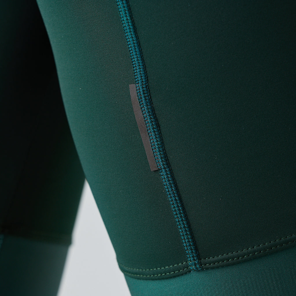 Detalle costura en piernas, Modelo con pantaloneta de ciclismo Verde Oscura Marca Givelo