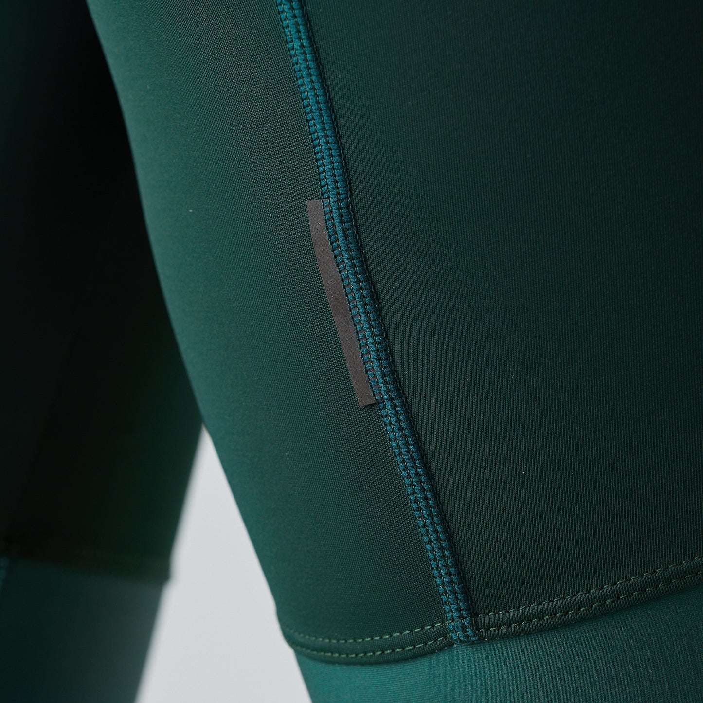 Detalle costura en piernas, Modelo con pantaloneta de ciclismo Verde Oscura Marca Givelo