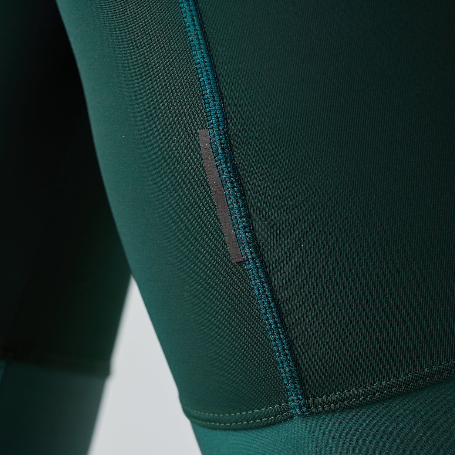 Detalle costura en piernas, Modelo con pantaloneta de ciclismo Verde Oscura Marca Givelo
