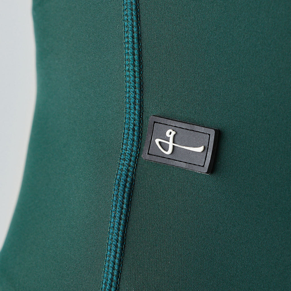 Detalle logo Marca, Modelo con pantaloneta de ciclismo Verde Oscura Marca Givelo