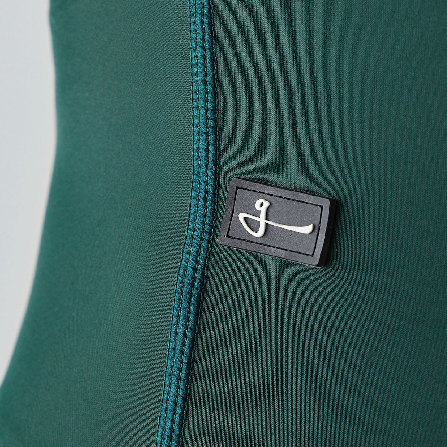 Detalle logo Marca, Modelo con pantaloneta de ciclismo Verde Oscura Marca Givelo