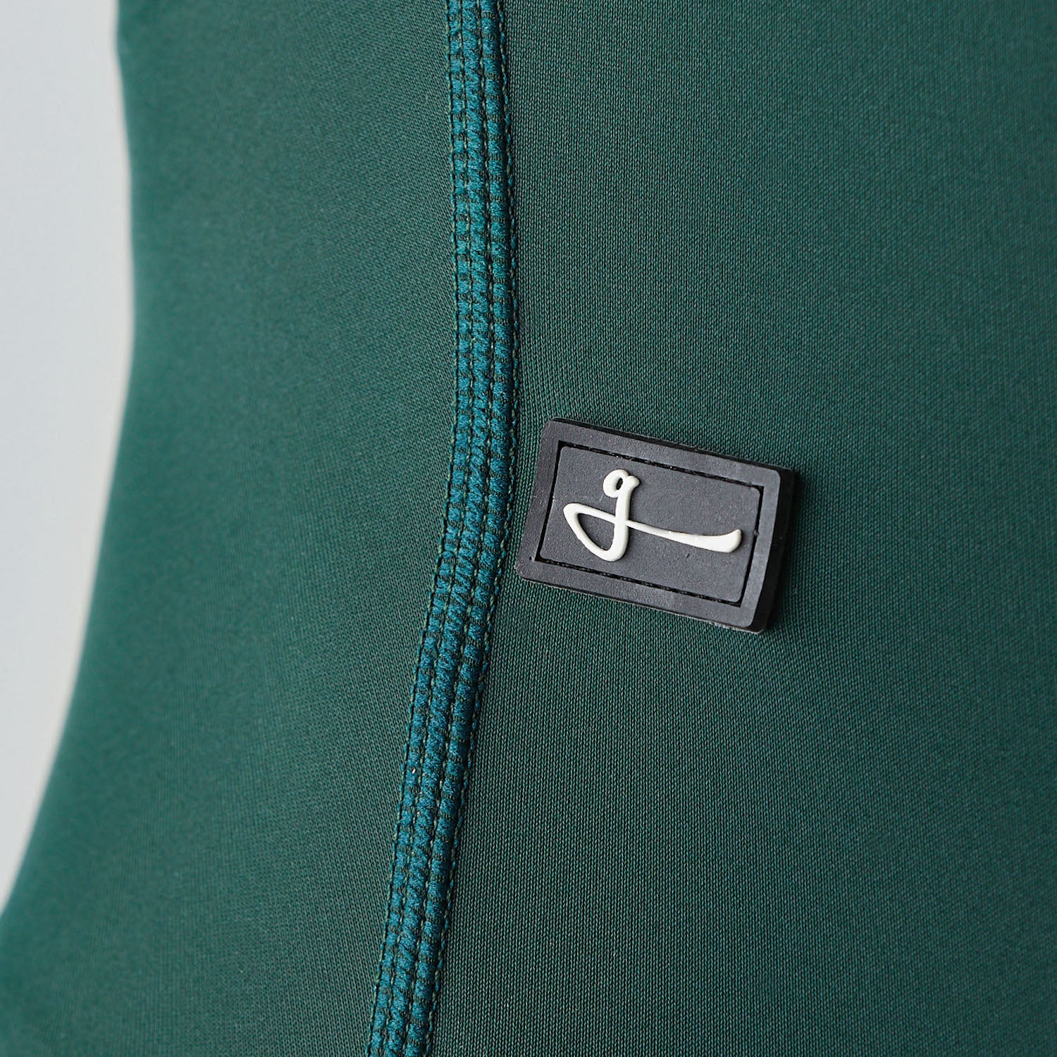Detalle logo Marca, Modelo con pantaloneta de ciclismo Verde Oscura Marca Givelo