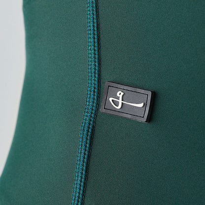 Detalle logo Marca, Modelo con pantaloneta de ciclismo Verde Oscura Marca Givelo