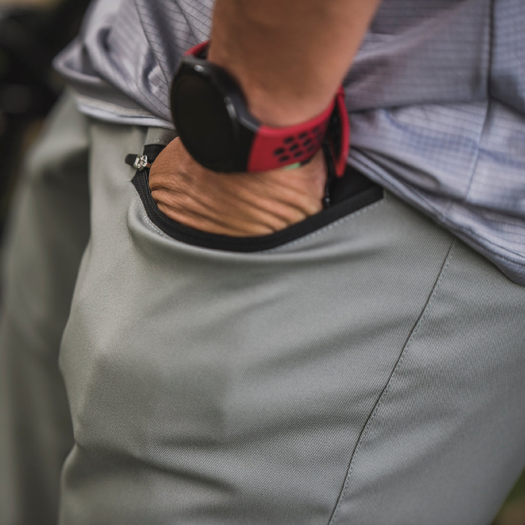 Detalle pantaloneta ENDURO gris Hombre