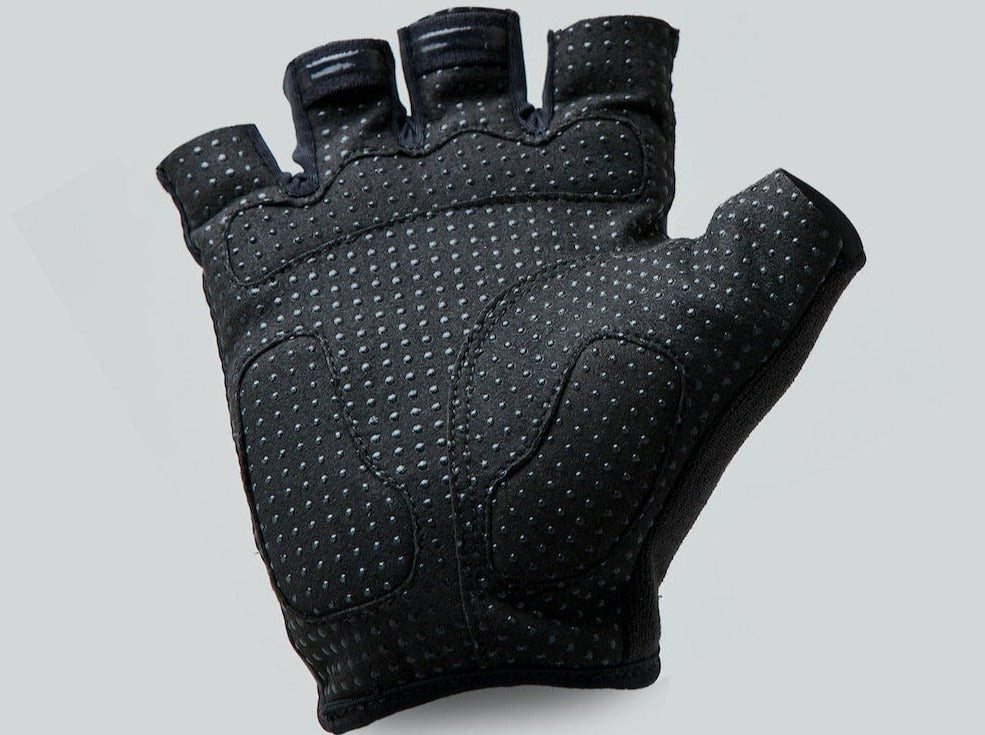 Detalle de guantes negros dedo corto marca colombiana givelo