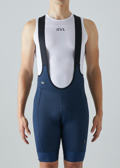 Modelo con pantaloneta de ciclismo azul oscura, marca Givelo.