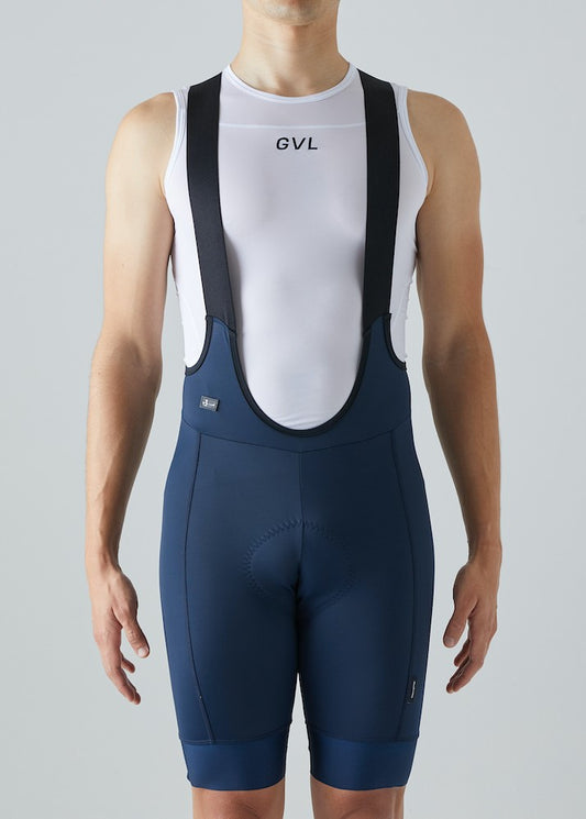Modelo con pantaloneta de ciclismo azul oscura, marca Givelo.