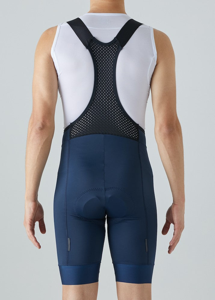 Modelo con pantaloneta de ciclismo azul oscura, marca Givelo. Detalle espalda