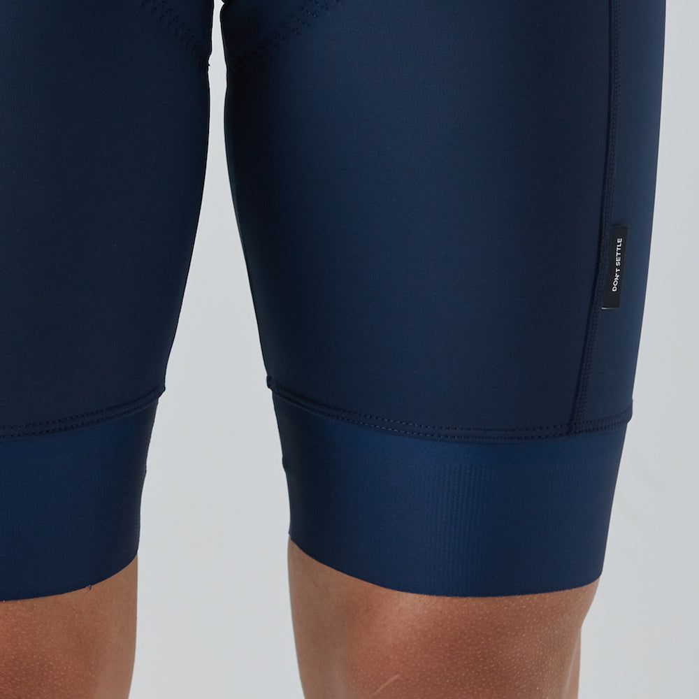 Modelo con pantaloneta de ciclismo azul oscura, marca Givelo. Detalle Pantaloneta