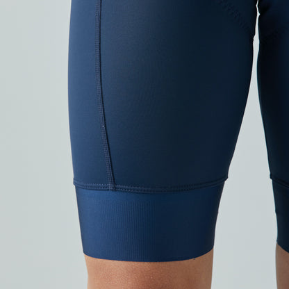 Modelo con pantaloneta de ciclismo azul oscura, marca Givelo. Detalle en pierna