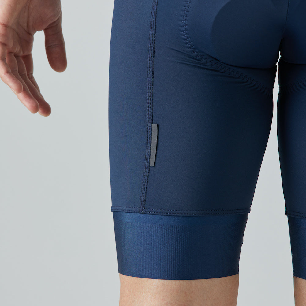 Modelo con pantaloneta de ciclismo azul oscura, marca Givelo. Detalle pierna posterior