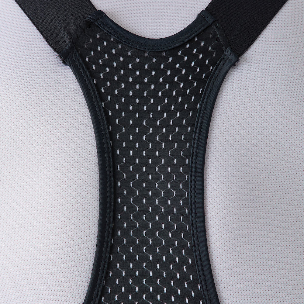 Modelo con pantaloneta de ciclismo azul oscura, marca Givelo. Detalle espalda, tirantes