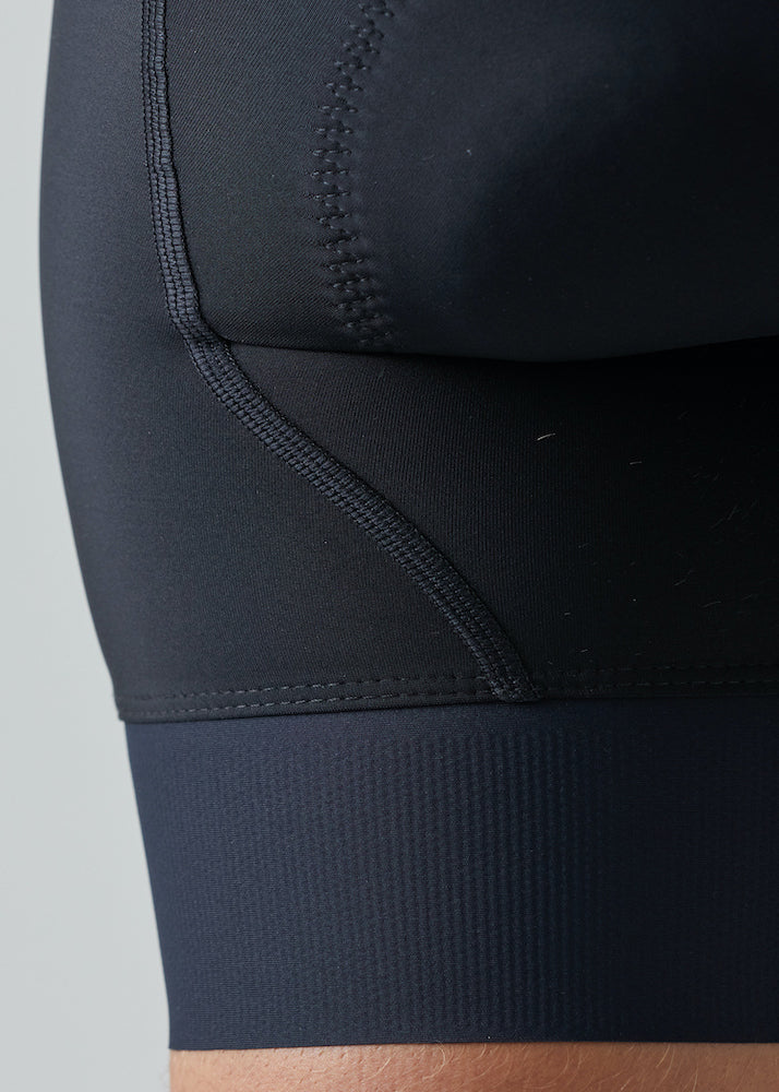 Detalle posterior pierna pantaloneta Givelo mujer negra