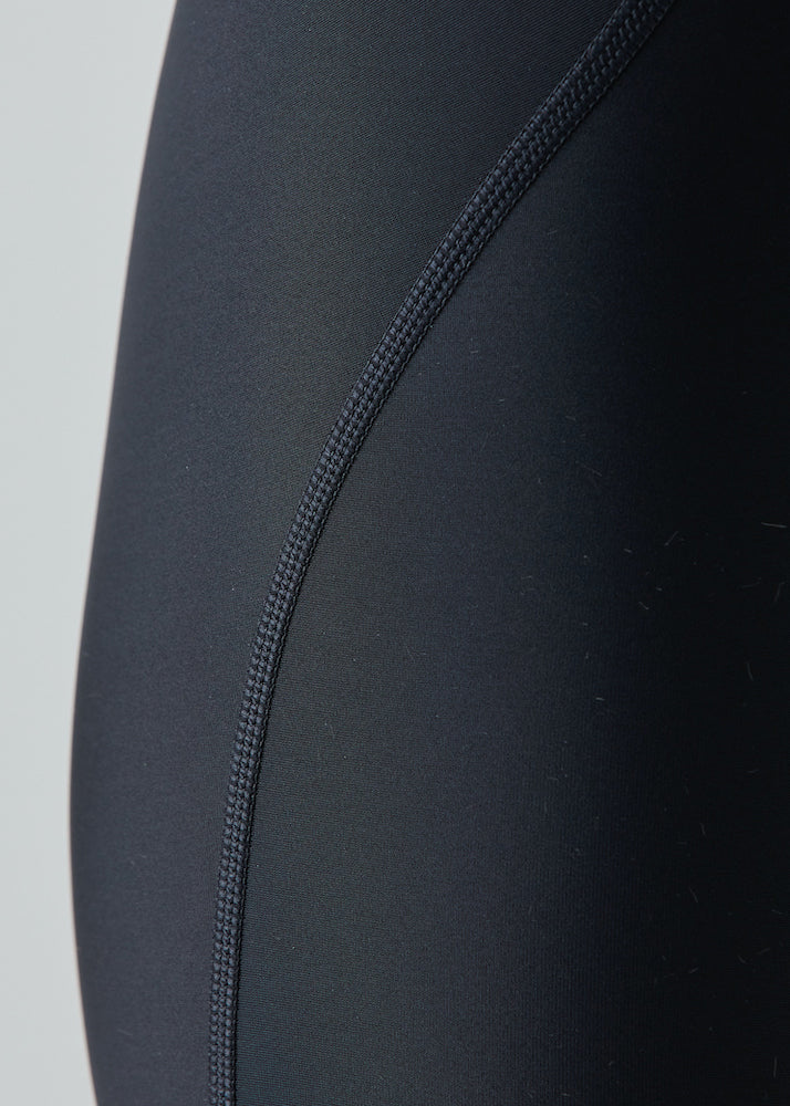 Detalle costura pantaloneta negra  para mujer marca givelo