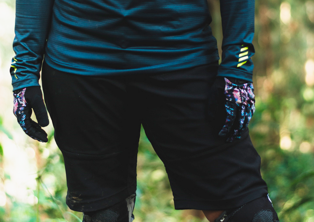 Ropa Ciclismo Colombia, Pantaloneta de Mujer MTB, Foto de detalle fontral.