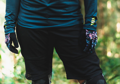 Ropa Ciclismo Colombia, Pantaloneta de Mujer MTB, Foto de detalle fontral.